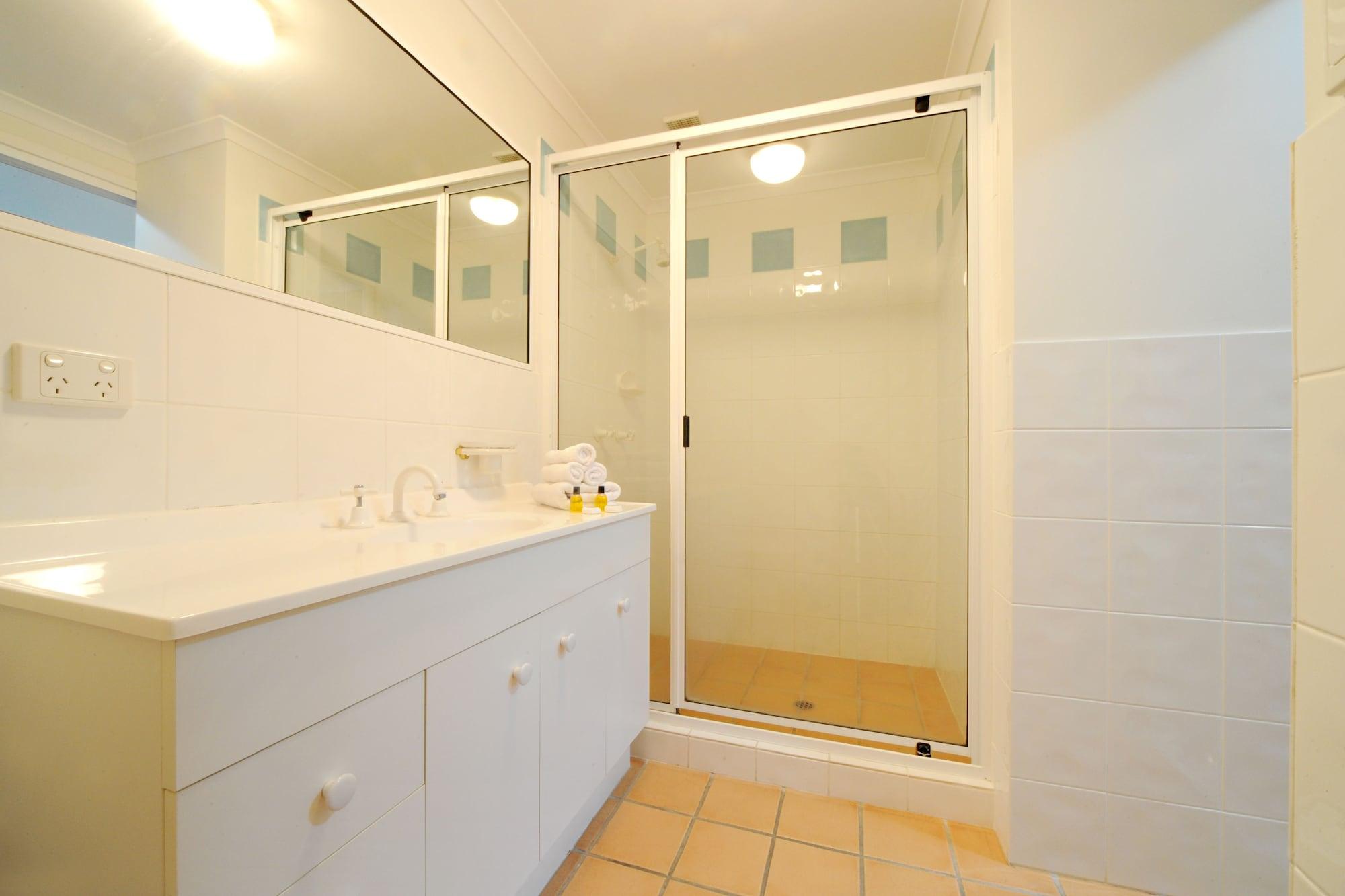 At Beach Court Holiday Villas Airlie Beach Exterior foto