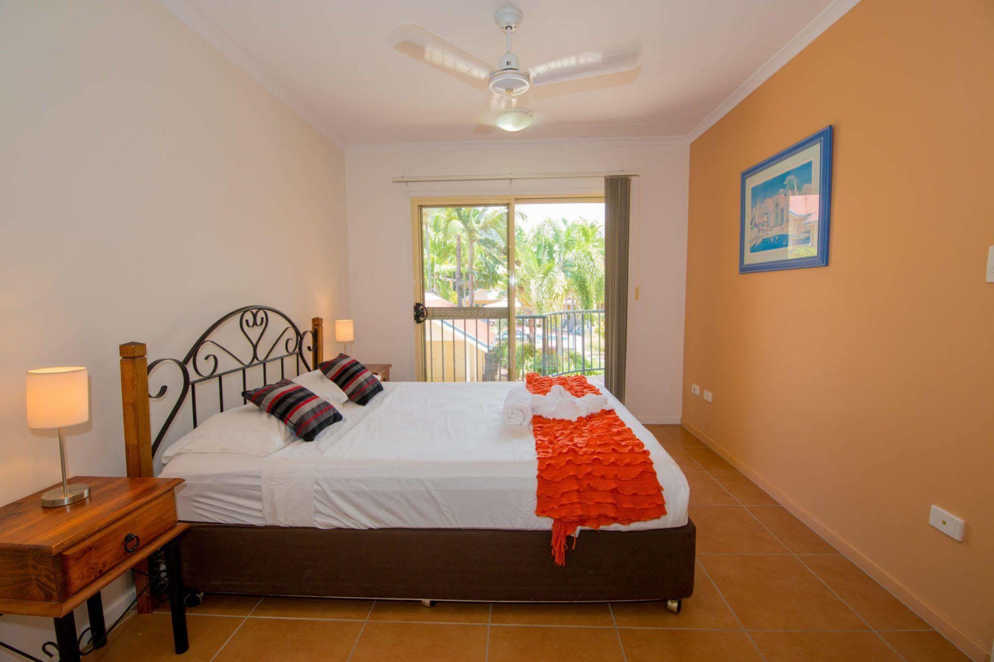 At Beach Court Holiday Villas Airlie Beach Exterior foto